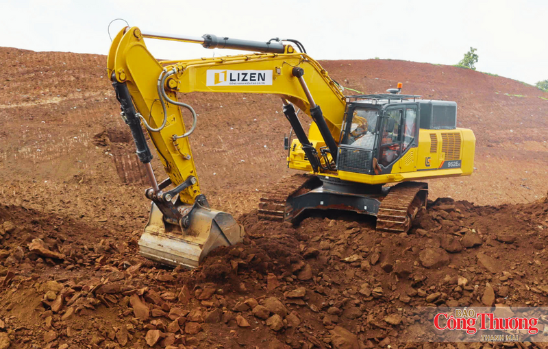 Tại gói thầu XL.02, dự án thành phần 3 cao tốc Quy Nhơn - Pleiku, Công ty Cổ phần Lizen đang huy động khoảng 115 thiết bị các loại gồm máy đào, xe ủi, xe lu, ô tô tự đổ, xe cẩu… cùng gần 200 cán bộ, kỹ sư và công nhân triển khai đồng loạt 10 mũi thi công, trong đó có 5 mũi thi công cầu và 5 mũi thi công đường.