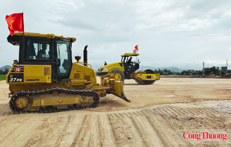Hàng trăm phương tiện, máy móc hoạt động liên tục trên tuyến. Các tổ kỹ thuật và công nhân bám sát từng vị trí thi công, tạo nên khí thế lao động sôi nổi giữa đại công trường.