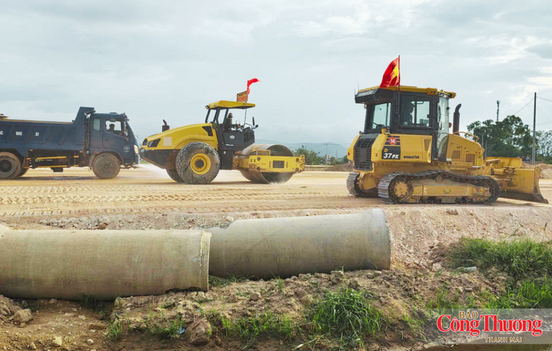 Tương tự, tại Dự án thành phần 1, không khí thi công cũng diễn ra hết sức khẩn trương.