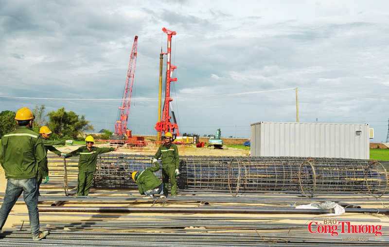Ông Lưu Trọng Hưởng, Giám đốc điều hành gói thầu XL.02 thuộc Liên danh nhà thầu Phúc Lộc cho biết, sản lượng thi công hiện đạt khoảng 5%. Đơn vị đã huy động khoảng 130 đầu máy móc, thiết bị cùng gần 300 cán bộ, kỹ sư và công nhân, đồng loạt triển khai 16 mũi thi công gồm 6 mũi nền đường, 4 mũi cống thoát nước, 2 mũi hầm chui dân sinh và 4 mũi cầu.