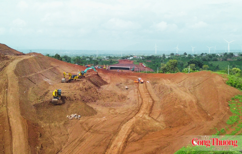 Dự án đường bộ cao tốc Quy Nhơn - Pleiku có tổng chiều dài khoảng 125 km, đi qua 16 xã, phường của tỉnh Gia Lai, được chia thành 3 dự án thành phần. Trong đó, Dự án thành phần 1 và 3 đã khởi công từ cuối năm 2025.