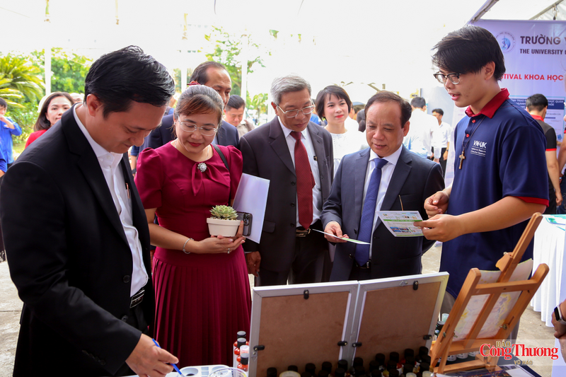 Diễn đàn Khởi nghiệp Quốc gia - Hòa Khánh 2026 sẽ chính thức diễn ra vào ngày mai, 16/7. (Trong ảnh: Các đại biểu tham quan các gian hàng tại một sự kiện khởi nghiệp của Đại học Đà Nẵng)