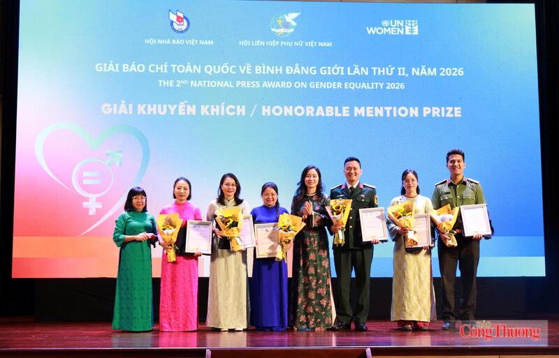 Ban Tổ chức trao chứng nhận cho các tác phẩm đạt giải Khuyến khích. Ảnh: Trần Khoa