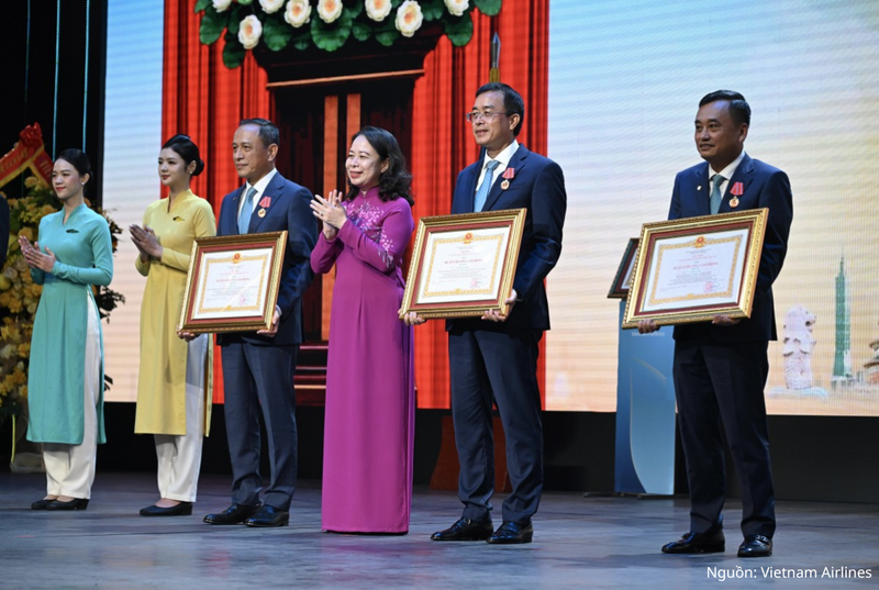 Phó Chủ tịch nước Võ Thị Ánh Xuân trao Huân chương Lao động hạng Ba cho lãnh đạo Vietnam Airlines.