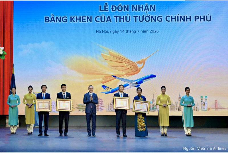 Ông Ngô Văn Tuấn, Ủy viên Ban Chấp hành Trung ương Đảng, Bộ trưởng Bộ Tài chính trao tặng Bằng khen của Thủ tướng Chính phủ cho Vietnam Airlines và các cá nhân có thành tích xuất sắc.
