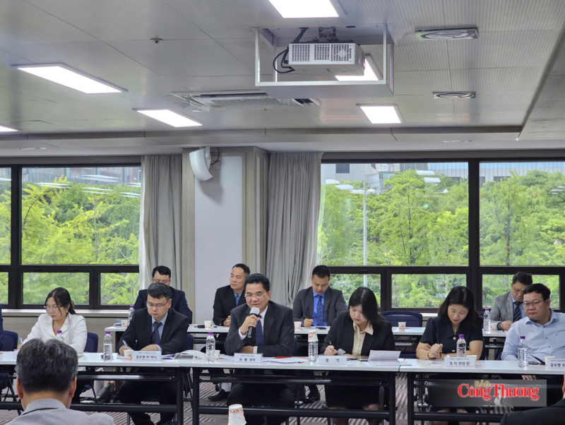 Ông Lê Quang Hòa, Phó Chủ tịch UBND tỉnh Hưng Yên trao đổi về định hướng kết nối đầu tư, thương mại và chuỗi cung ứng với KBIZ. Ảnh: Cục Xúc tiến thương mại