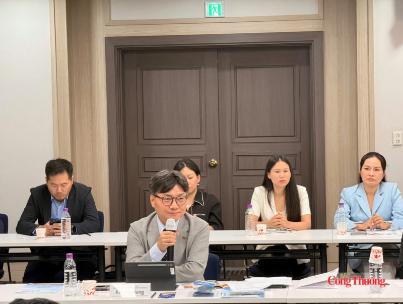 Ông Kim Hee-joong, Giám đốc điều hành KBIZ phát biểu tại buổi làm việc. Ảnh: Cục Xúc tiến thương mại
