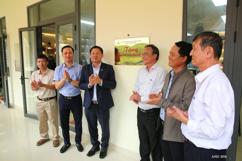 Lãnh đạo BSR trao các phần quà hỗ trợ, bày tỏ lòng tri ân, biết ơn đến các gia đình chính sách, người có công với cách mạng tại xã Tu Mơ Rông và Sơn Tây Thượng.