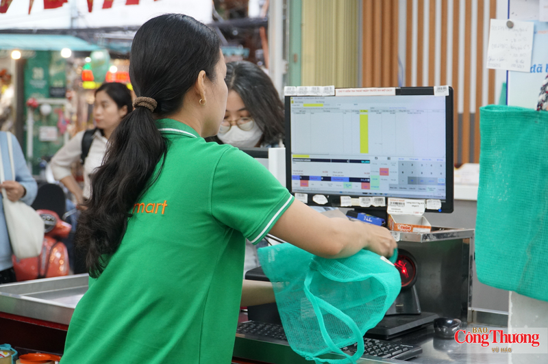 Khách hàng mua túi lưới tái chế tại siêu thị Danavimart Đà Nẵng.