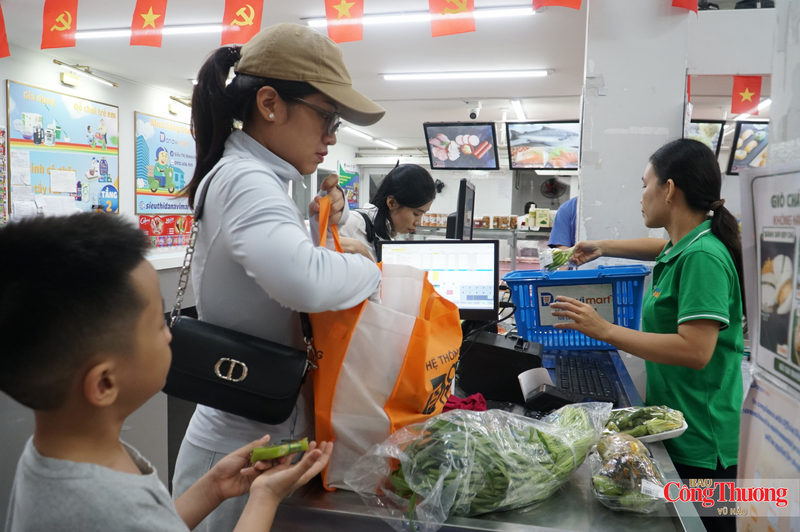 Chị Nguyễn Thúy Vân mang theo túi môi trường khi đi mua sắm tại siêu thị Danavimart Đà Nẵng.