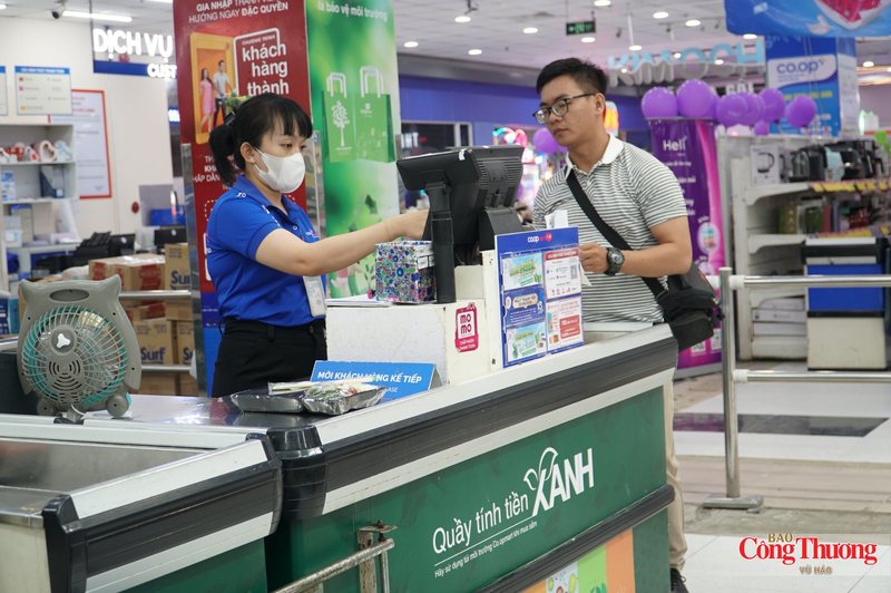 Quầy tính tiền Xanh tại Co.opmart Đà Nẵng truyền tải thông điệp sử dụng túi môi trường khi đi mua sắm.