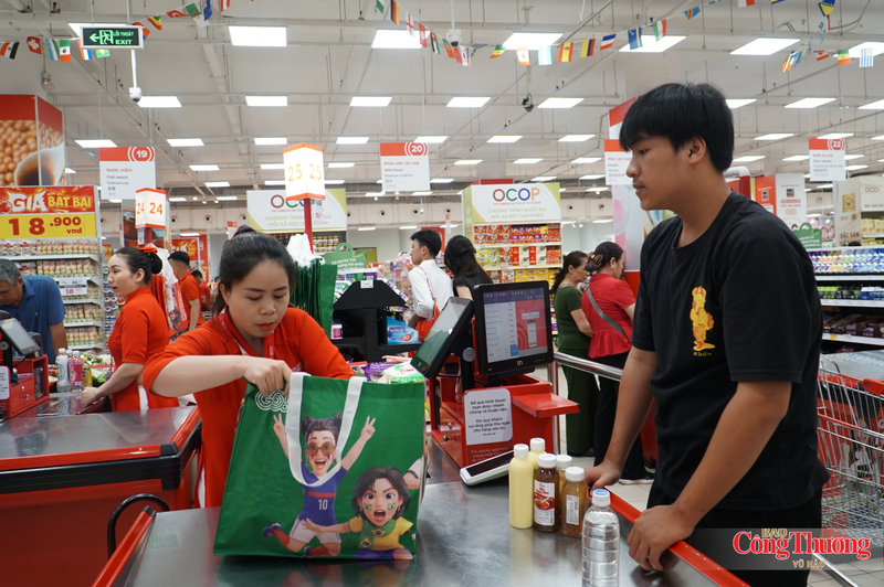 Rất nhiều người tiêu dùng mua hàng tại siêu thị Go Đà Nẵng đã dần hình thành thói quen mang túi sử dụng nhiều lần khi đi mua sắm.