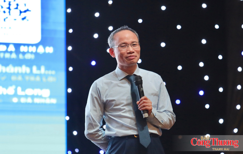TS. Cấn Văn Lực, Thành viên Hội đồng Tư vấn chính sách tài chính tiền tệ quốc gia, Chuyên gia Kinh tế trưởng BIDV trình bày tham luận về bối cảnh kinh tế và chính sách của Việt Nam cùng những cơ hội, thách thức đặt ra đối với kinh tế tư nhân.