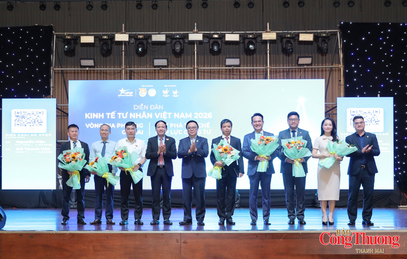 Các đại biểu nhận hoa cảm ơn tại diễn đàn.