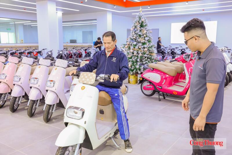 Người tiêu dùng trải nghiệm xe điện tại hệ thống Xe điện Việt Thanh.