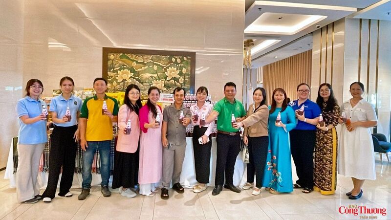Không gian trưng bày quy tụ nhiều sản phẩm OCOP 4 sao, 5 sao cùng các sản phẩm nông nghiệp, công nghiệp nông thôn tiêu biểu của thành phố. Đây là dịp để các doanh nghiệp, hợp tác xã quảng bá thương hiệu, giới thiệu chất lượng sản phẩm, đồng thời mở rộng cơ hội hợp tác, kết nối tiêu thụ với các đối tác trong và ngoài nước.