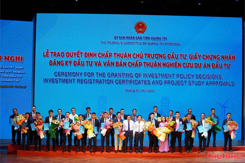 Lãnh đạo tỉnh Quảng Trị trao quyết định chấp nhận chủ trương đầu tư và nghiên cứu dự án đầu tư.