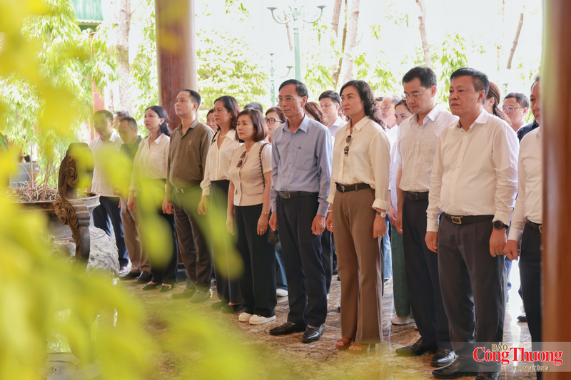 Đi cùng đoàn phía Hà Tĩnh có Giám đốc Sở Công Thương Lê Trung Phước và đại diện các phòng, ban, Chi cục QLTT Hà Tĩnh.