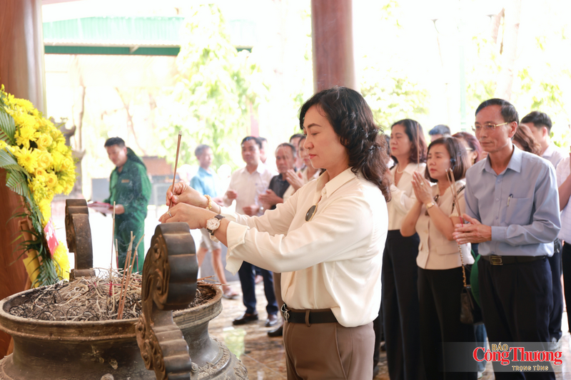 Thứ trưởng Phan Thị Thắng dâng hương tại Nhà bia tưởng niệm liệt sĩ thanh niên xung phong toàn quốc - nơi ghi danh hơn 4.000 liệt sĩ thanh niên xung phong trong cả nước.