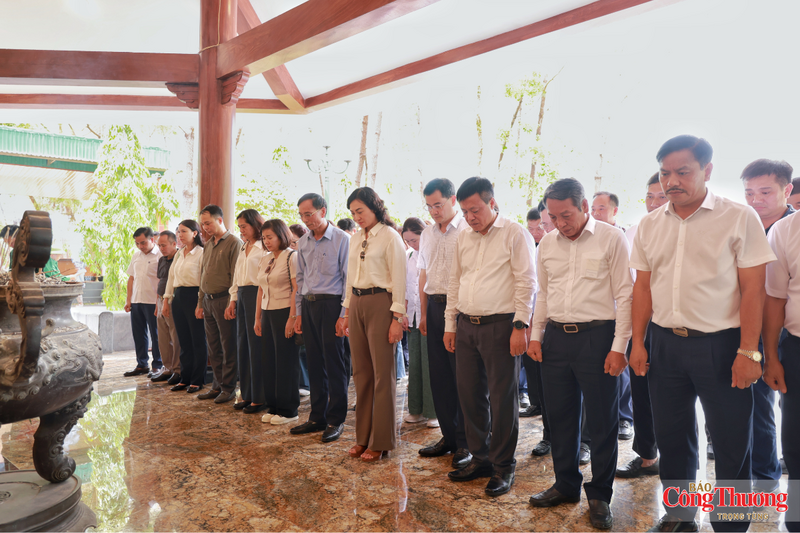 Đoàn công tác kính cần nghiêng mình trước các anh linh.