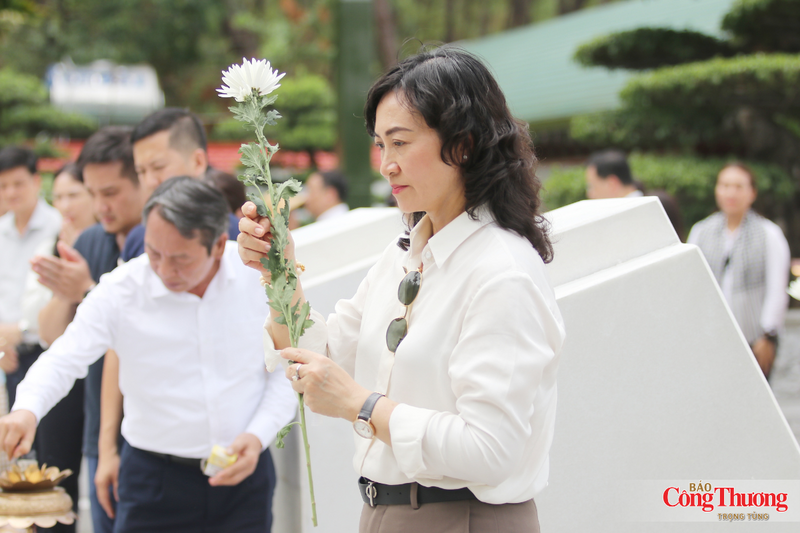 Đoàn công tác Bộ Công Thương tri ân các anh hùng liệt sĩ tại Ngã ba Đồng Lộc - 12