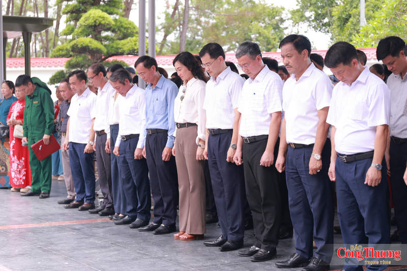 Đoàn công tác do Thứ trưởng Bộ Công Thương Phan Thị Thắng làm trưởng đoàn.