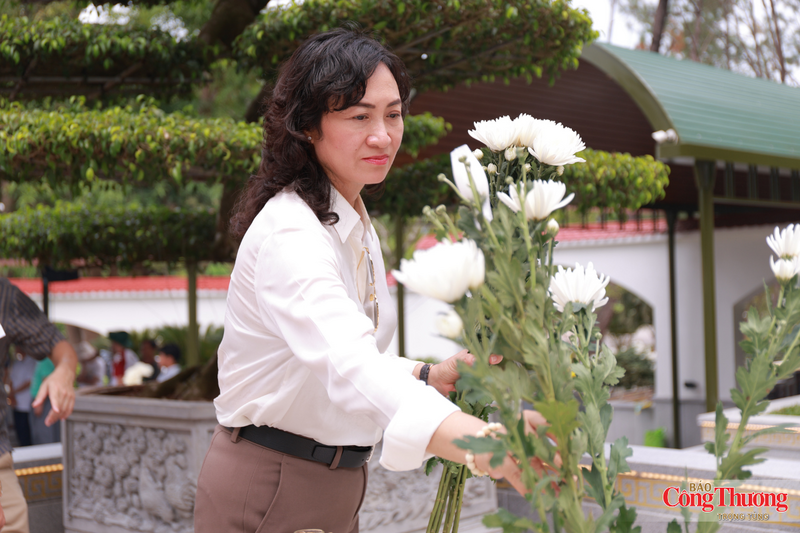 Đoàn công tác Bộ Công Thương tri ân các anh hùng liệt sĩ tại Ngã ba Đồng Lộc - 8