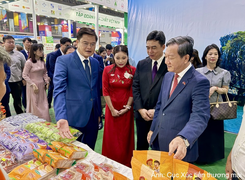 Đại sứ Việt Nam tại Lào - ông Nguyễn Minh Tâm và Thứ trưởng Bộ Công Thương Lào Phouthavanh Nanthavong tham quan gian hàng Nghệ An