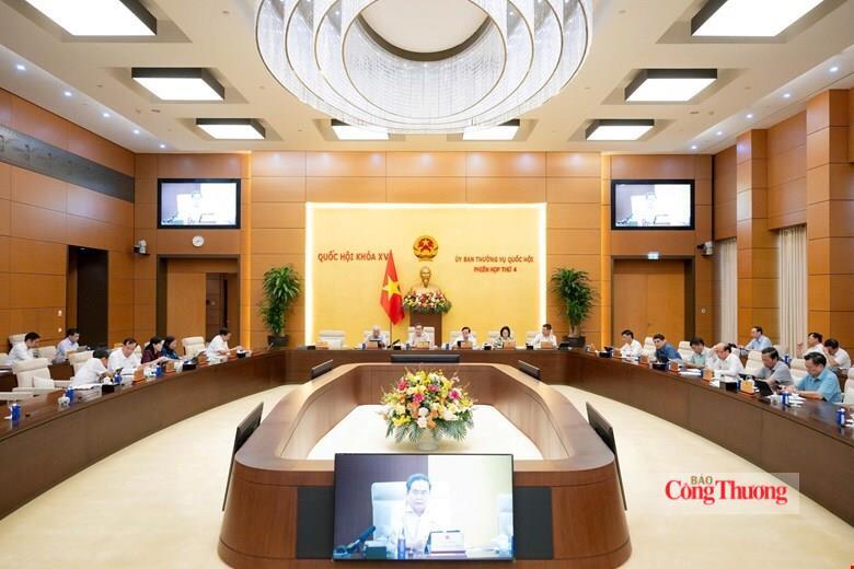 Ủy ban Thường vụ Quốc hội cho ý kiến về dự án Luật sửa đổi, bổ sung một số điều của 10 luật có liên quan đến thủ tục hành chính, điều kiện đầu tư kinh doanh trong lĩnh vực nông nghiệp và môi trường. Ảnh: Vũ Hiếu