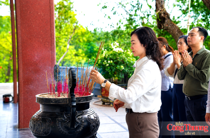 Thứ trưởng Phan Thị Thắng dâng hương tại khu mộ bà Hoàng Thị Loan, bày tỏ sự tri ân sâu sắc với thân mẫu Chủ tịch Hồ Chí Minh.