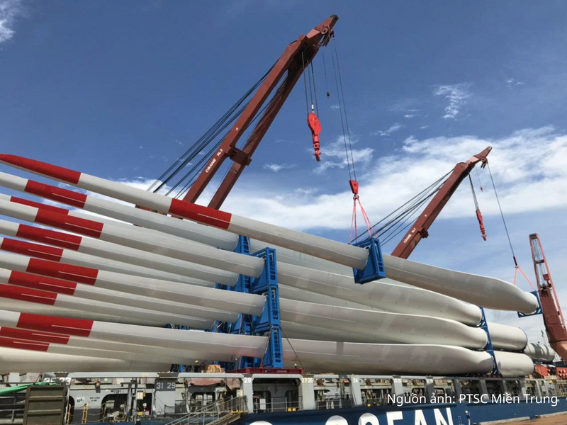 PTSC Miền Trung với đội ngũ lành nghề, chuyên nghiệp, khoa học trong bốc xếp, vận chuyển lên xe chuyên dụng