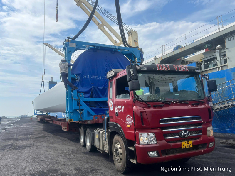Vận chuyển lên xe bốc từ tàu xuống cầu cảng Hòn La