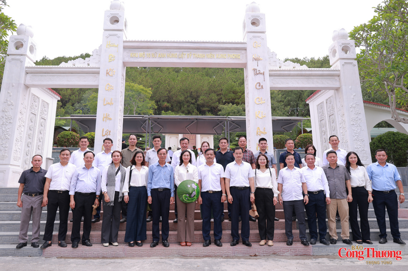 Đoàn công tác tại Khu di tích lịch sử Quốc gia đặc biệt Ngã ba Đồng Lộc.