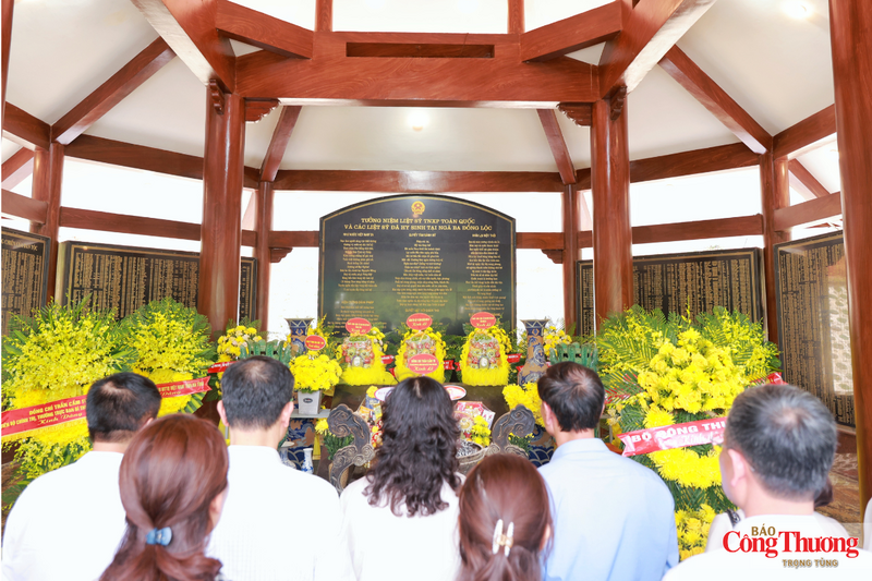 Các nghi lễ diễn ra trong không khí trang nghiêm.