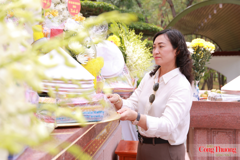 Đoàn công tác Bộ Công Thương tri ân các anh hùng liệt sĩ tại Ngã ba Đồng Lộc - 9