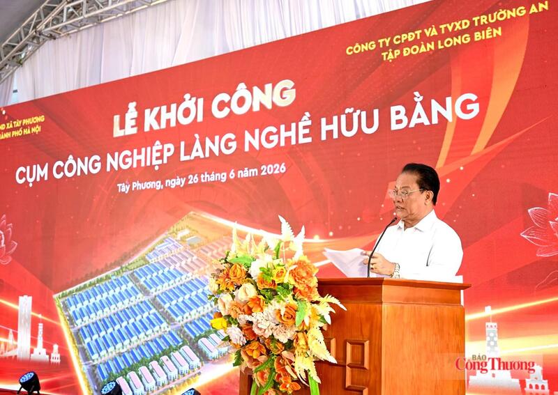 GS.TS Nguyễn Đức Thuận, Chủ tịch Tập đoàn Long Biên phát biểu tại Lễ khởi công Cụm công nghiệp làng nghề Hữu Bằng do Tập đoàn làm chủ đầu tư với số vốn lên tới gần 1000 tỷ đồng - Ảnh: Tập đoàn cung cấp