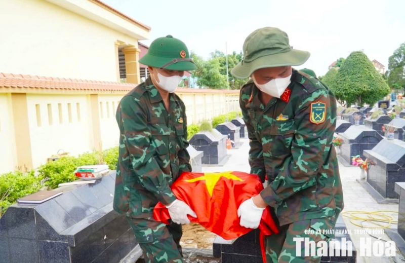 Quy trình lấy mẫu sinh phẩm hài cốt liệt sĩ được thực hiện tỉ mỉ, chính xác. Ảnh: Hoàng Lan