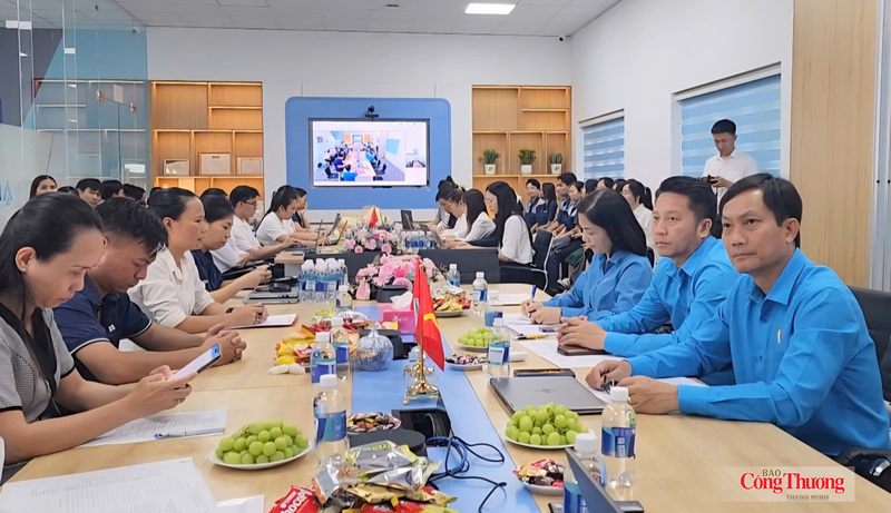Lãnh đạo Công đoàn Công Thương Việt Nam và các đại biểu tham dự sự kiện.