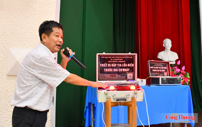 GS. Trần Văn Tin, Chủ tịch Viện Khoa học Phát triển Tài năng Việt Nam, demo thiết bị dập tia lửa điện khi xảy ra sự cố đoản mạch trước khi aptomat (CB) tự ngắt, tại hội thảo.