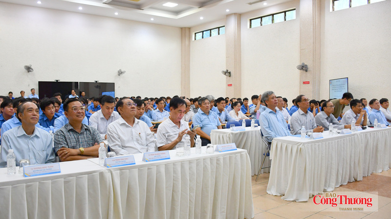 Đại biểu tham dự sự kiện.