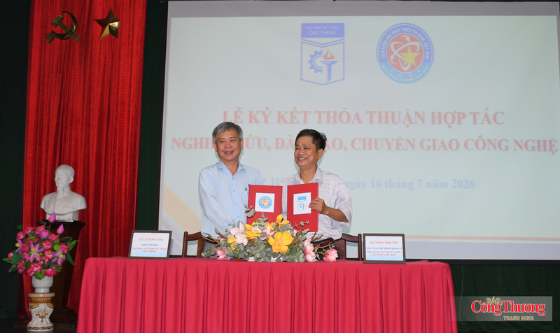 GS Trần Văn Tín, Chủ tịch Hội đồng Khoa học Viện Khoa học phát triển tài năng Việt Nam và TS. Lê Đình Kha, Hiệu trưởng Trường Cao đẳng Kỹ thuật Cao Thắng ký kết biên bản ghi nhớ hợp tác giữa hai đơn vị, tại hội thảo.