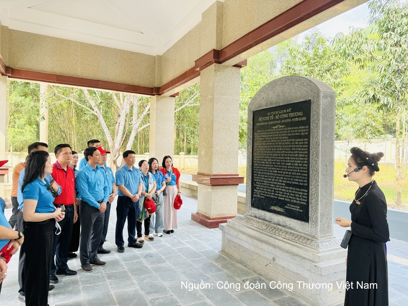 Đoàn dâng hương tại Khu di tích Lịch sử ngành Công Thương Việt Nam.