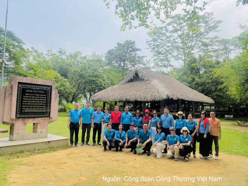 Đoàn đại biểu Công đoàn Công Thương Việt Nam tại Khu di tích Quốc gia đặc biệt Tân Trào.