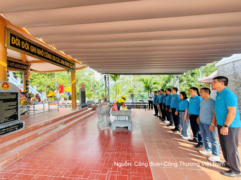 Đoàn dâng hương tại Đền thờ các Anh hùng liệt sĩ Mặt trận Vị Xuyên.