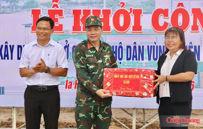 Thường trực Đảng ủy xã Ia Hiao tặng quà, động viên cán bộ, chiến sĩ Đại đội Bộ binh 1, thuộc Ban Chỉ huy Phòng thủ Khu vực 3 - Thống Nhất.