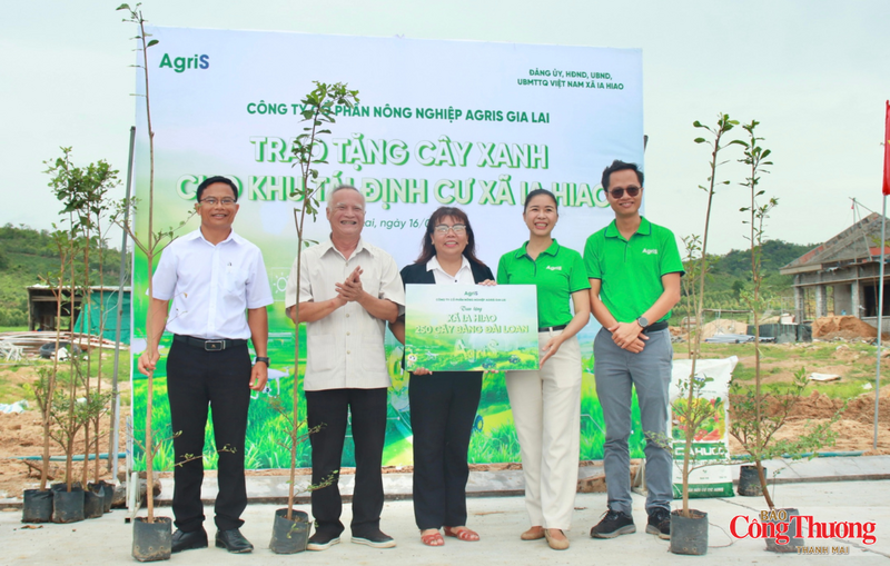 Công ty CP Nông nghiệp Agris Gia Lai tặng cây xanh cho khu tái định cư xã Ia Hiao.