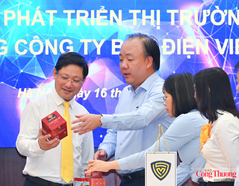Cục trưởng Cục Quản lý và Phát triển thị trường trong nước Trần Hữu Linh giới thiệu các mặt hàng OCOP đang được giới thiệu tạị không gian trưng bày “Sức sống hàng Việt”.