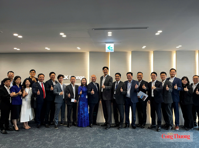 Đoàn công tác Việt Nam chụp ảnh lưu niệm với lãnh đạo và đại diện Tập đoàn LX International. Ảnh: Cục XTTM