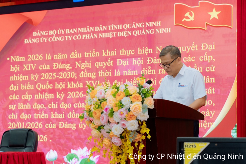 Đồng chí Nguyễn Việt Dũng, Phó Bí thư Đảng ủy, Tổng giám đốc Công ty trình bày Báo cáo sơ kết công tác Đảng 6 tháng đầu năm 2026 tại Hội nghị.