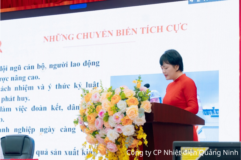Đồng chí Nguyễn Thị Huyền Trang, Ủy viên BTV Đảng ủy, Bí thư Chi bộ Phòng Hành chính và Lao động trình bày tham luận tại Hội nghị
